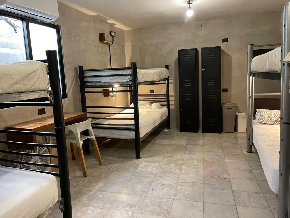 Moloch Hostel & Suites Cancun Exterior photo