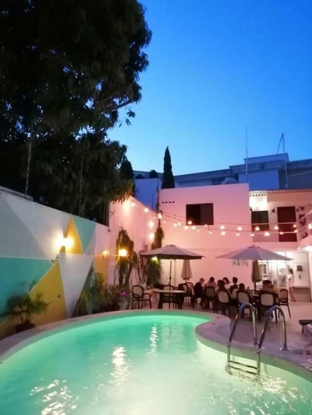 Moloch Hostel & Suites Cancun Exterior photo